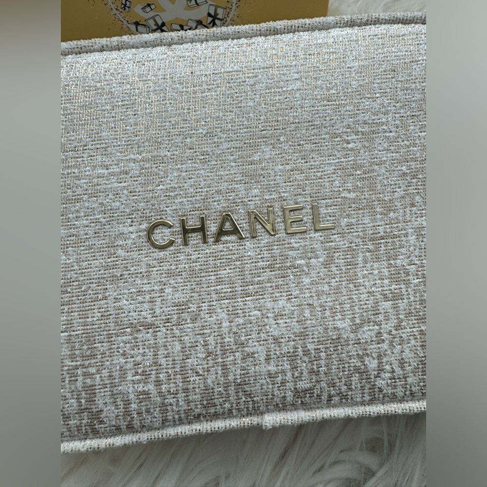 CHANEL 2023 Holiday Cosmetic Bag - Picture 4 of 6
